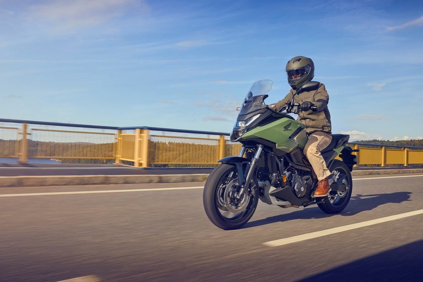 Honda NC750X 2025 accion (8)