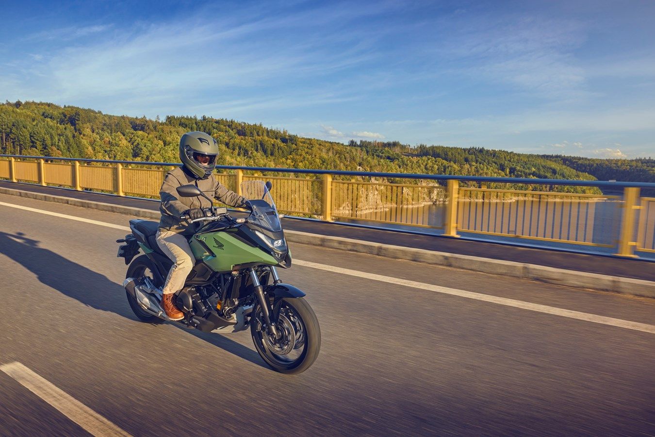 Honda NC750X 2025 accion (9)