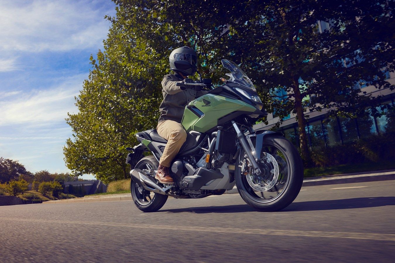 Honda NC750X 2025 accion (10)