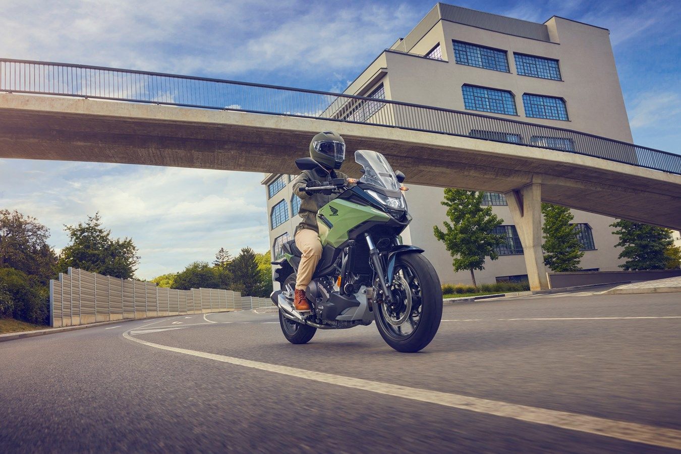 Honda NC750X 2025 accion (12)