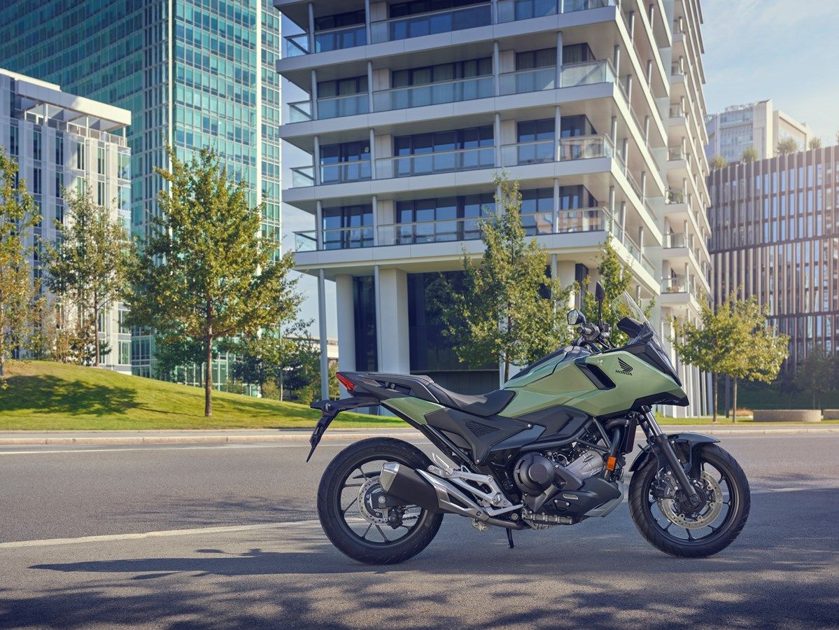 Honda NC750X 2025 estatica (8)