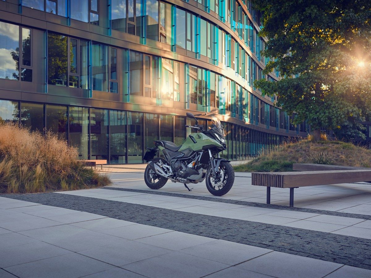 Honda NC750X 2025 estatica (9)
