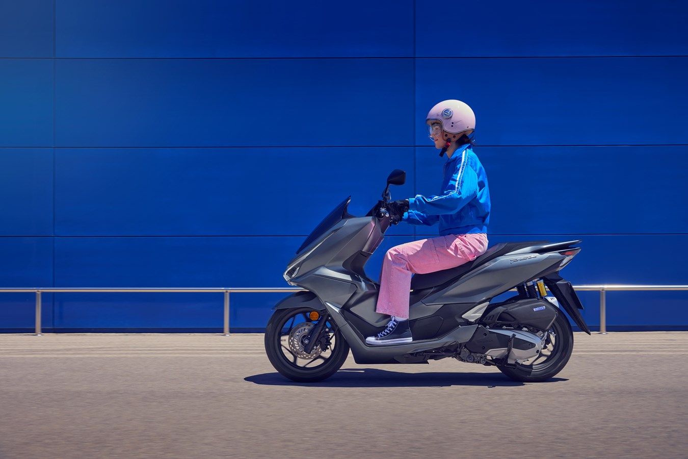 Honda PCX125 2025 accion (7)