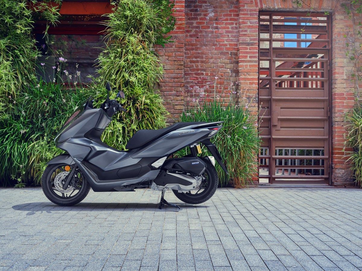 Honda PCX125 2025 estatica (4)