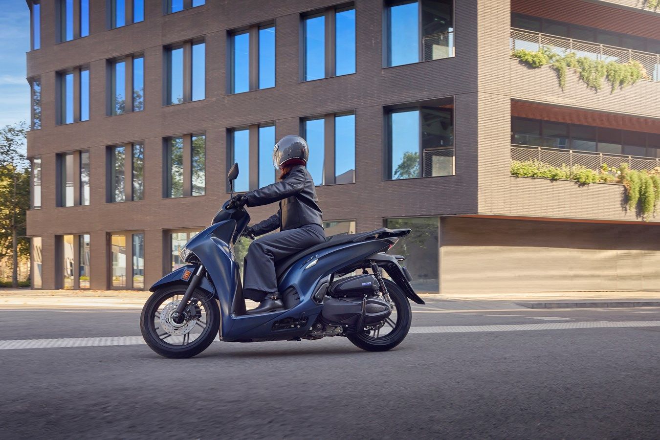 Honda SH350i 2025 accion (1)