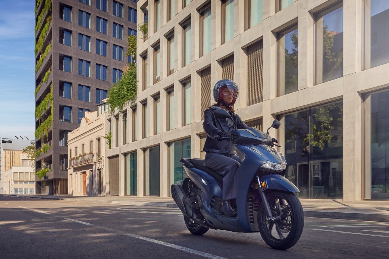 Honda SH350i 2025 accion (2)