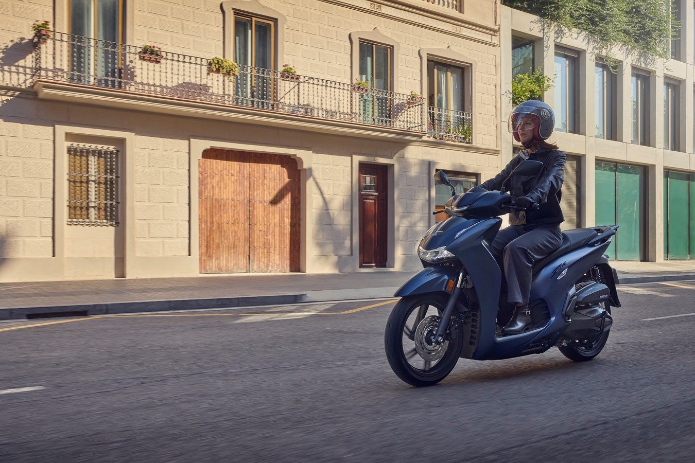 Honda SH350i 2025 accion (3)