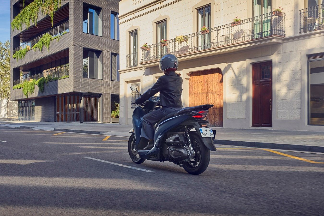 Honda SH350i 2025 accion (5)