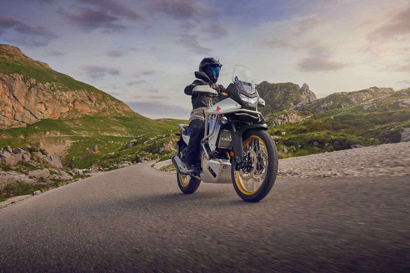Honda XL750 Transalp 2025 accion (23)