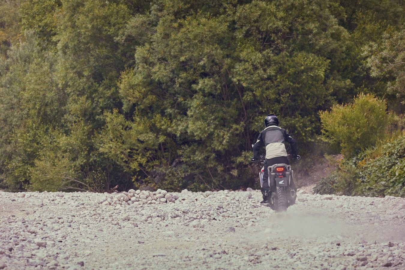 Honda XL750 Transalp 2025 accion (24)