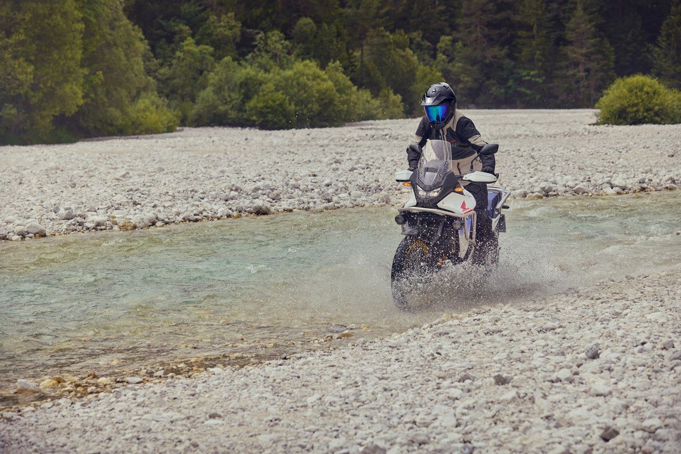 Honda XL750 Transalp 2025 accion (25)