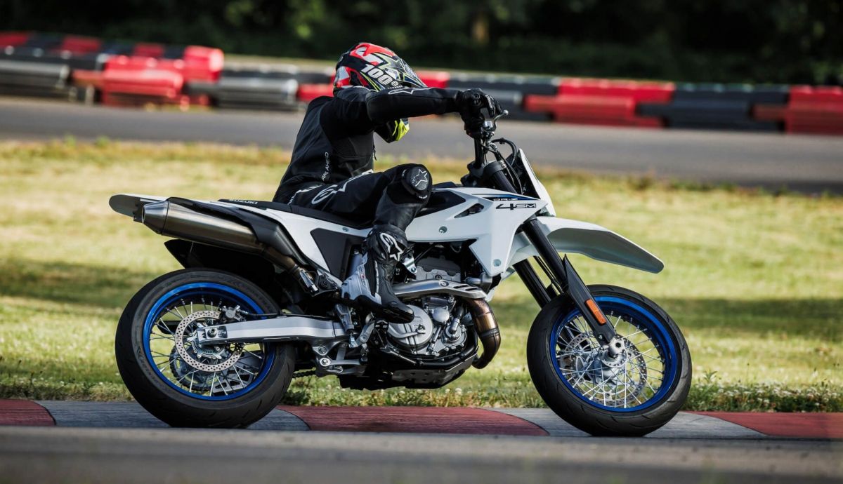 La Suzuki DR Z4SM en acción La Suzuki DR Z4SM en acción