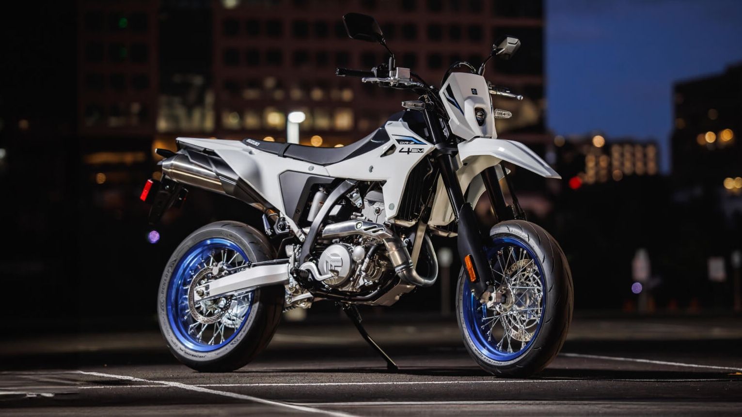 Suzuki DR Z4SM 2025 color Blanco Sólido Especial