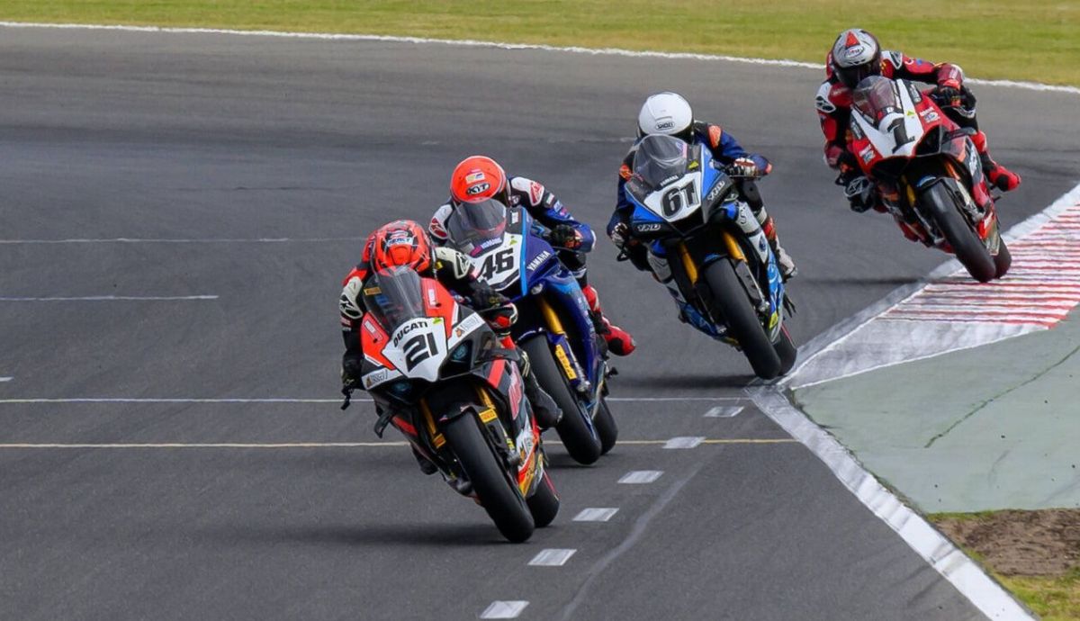 Josh Waters seguido por Mike Jones, Arthur Sissis y Troy Herfoss Josh Waters seguido por Mike Jones, Arthur Sissis y Troy Herfoss