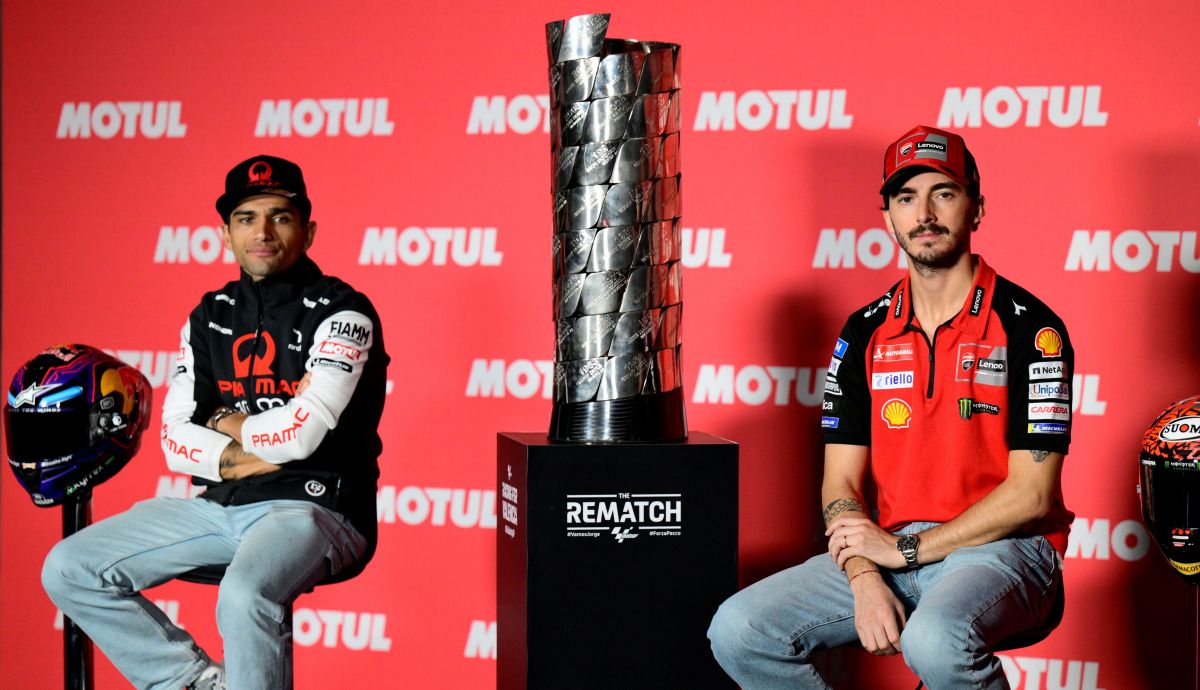 Jorge Martín y Pecco Bagnaia junto al trofeo de MotoGP