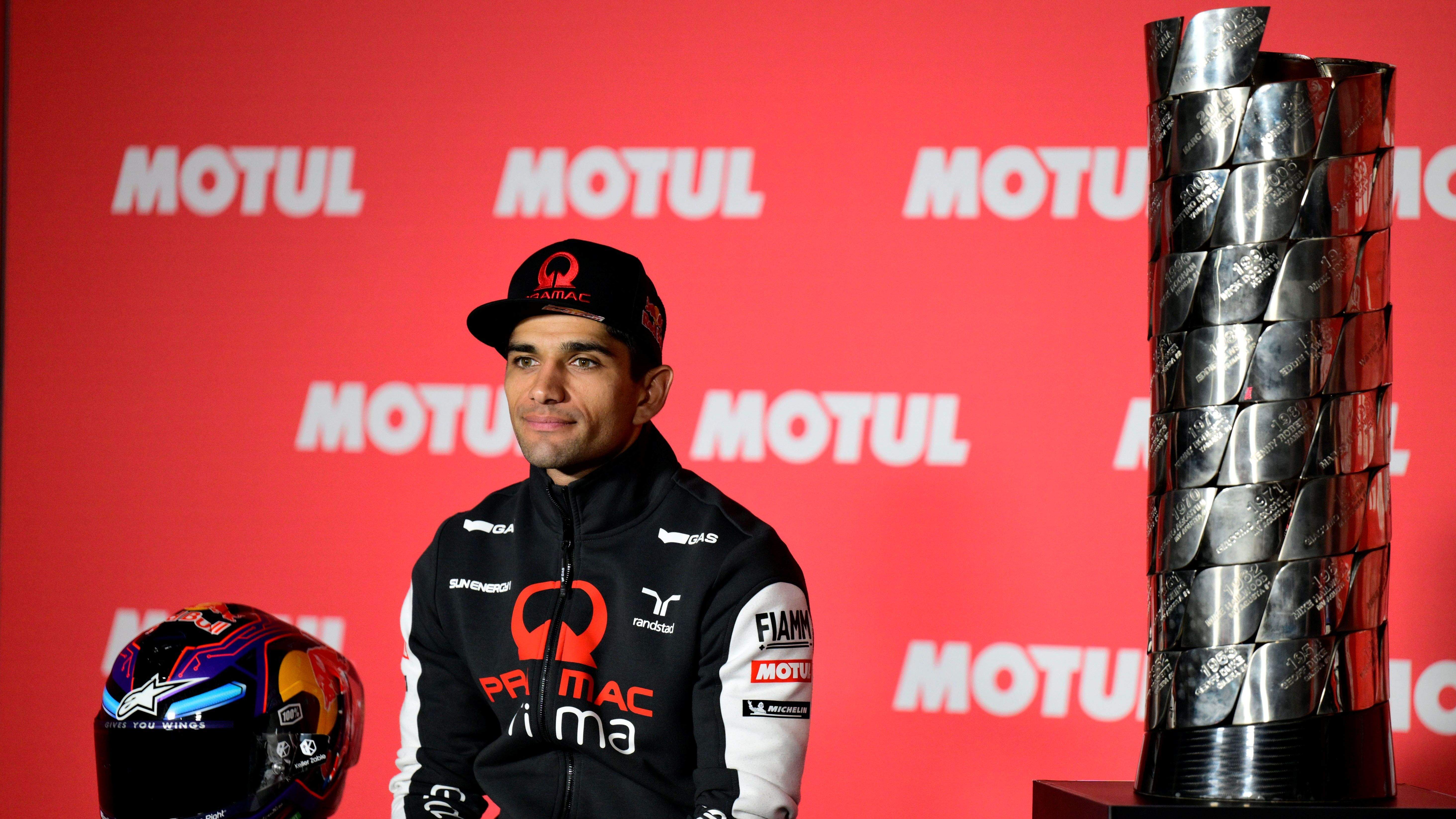 Jorge Martín junto al trofeo de MotoGP