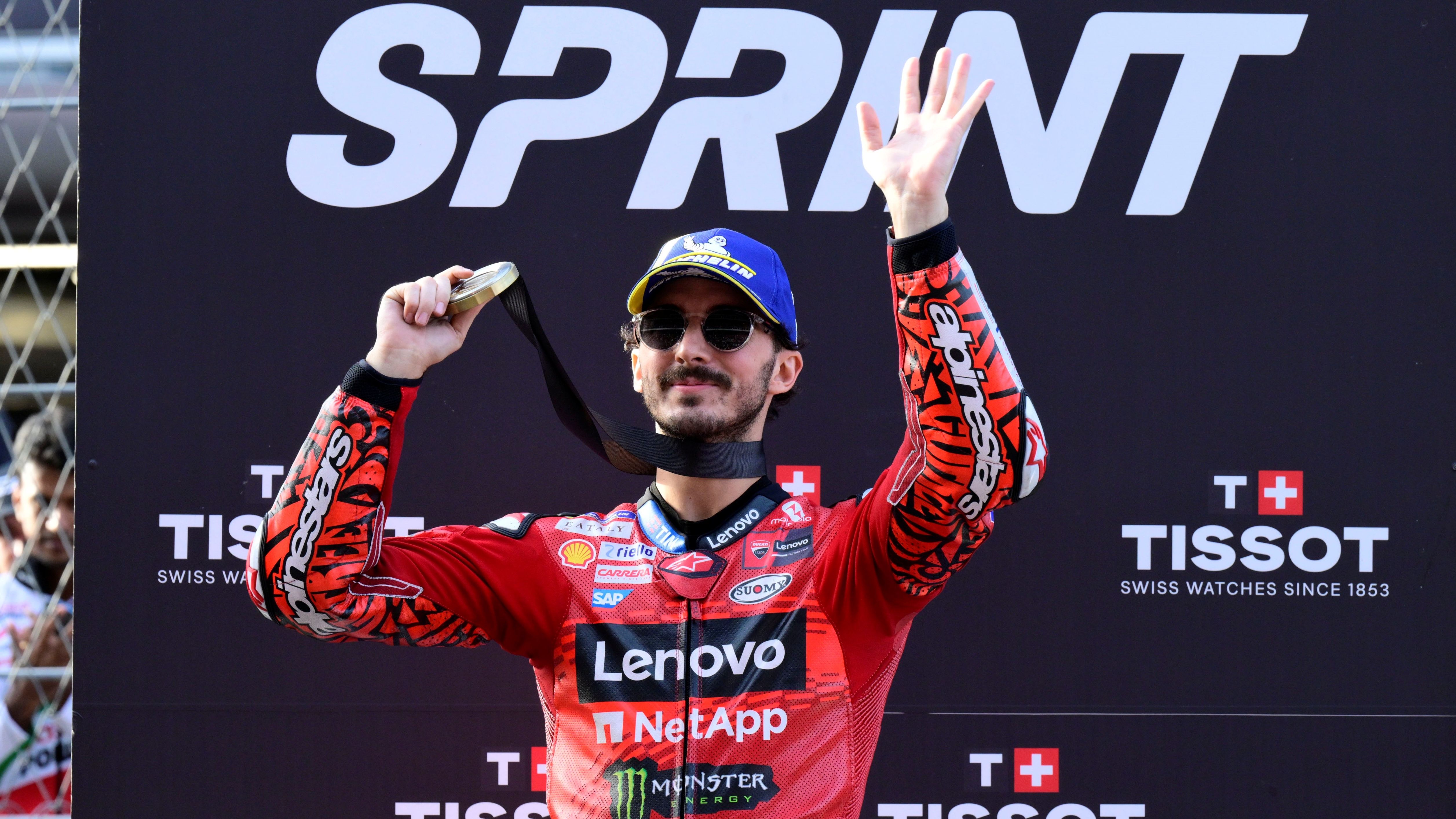 Pecco Bagnaia festeja su victoria en el Sprint del GP Solidario de Barcelona que cierra MotoGP 2024