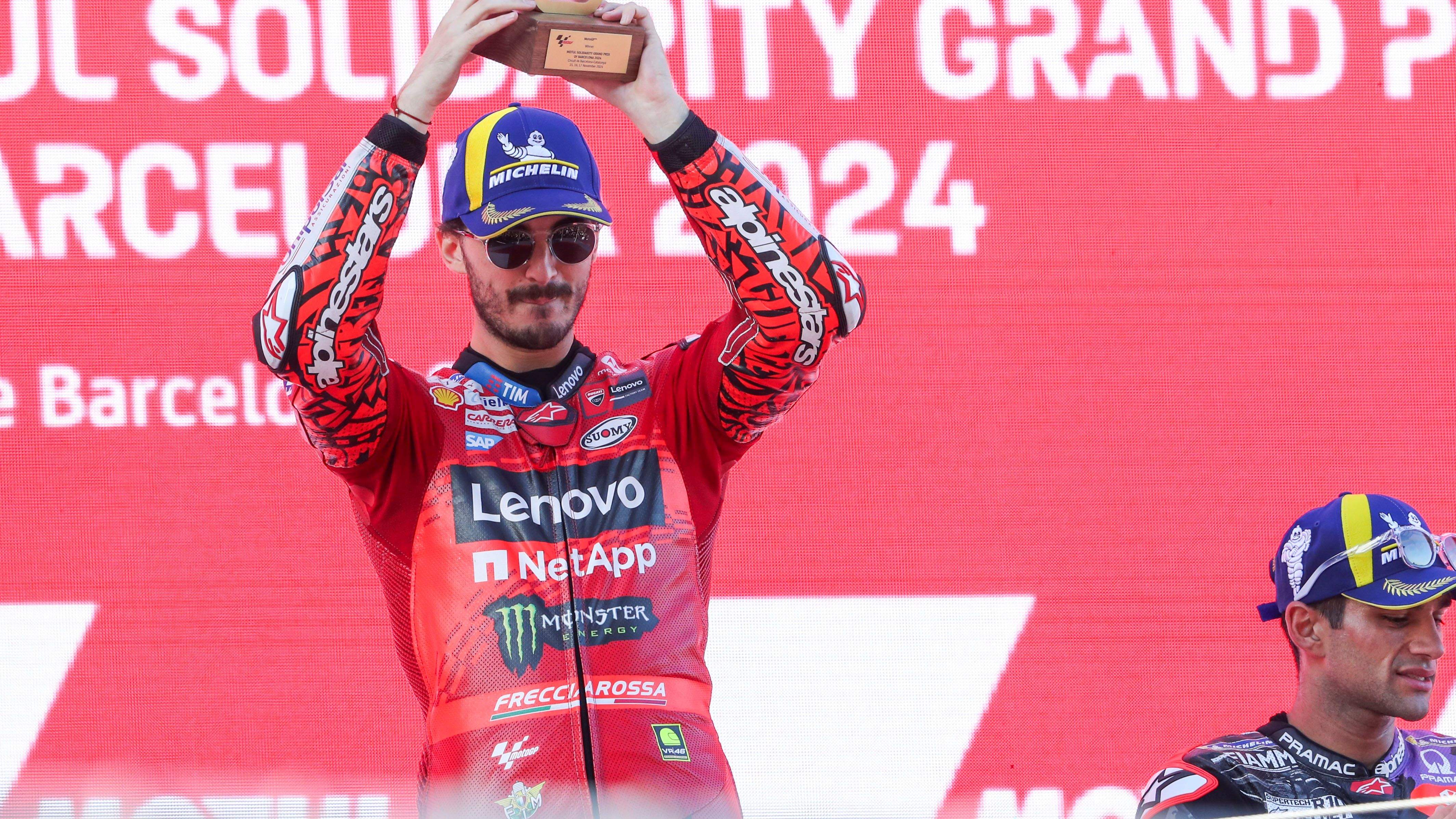 Pecco Bagnaia con su trofeo de ganador del GP Solidario de Barcelona