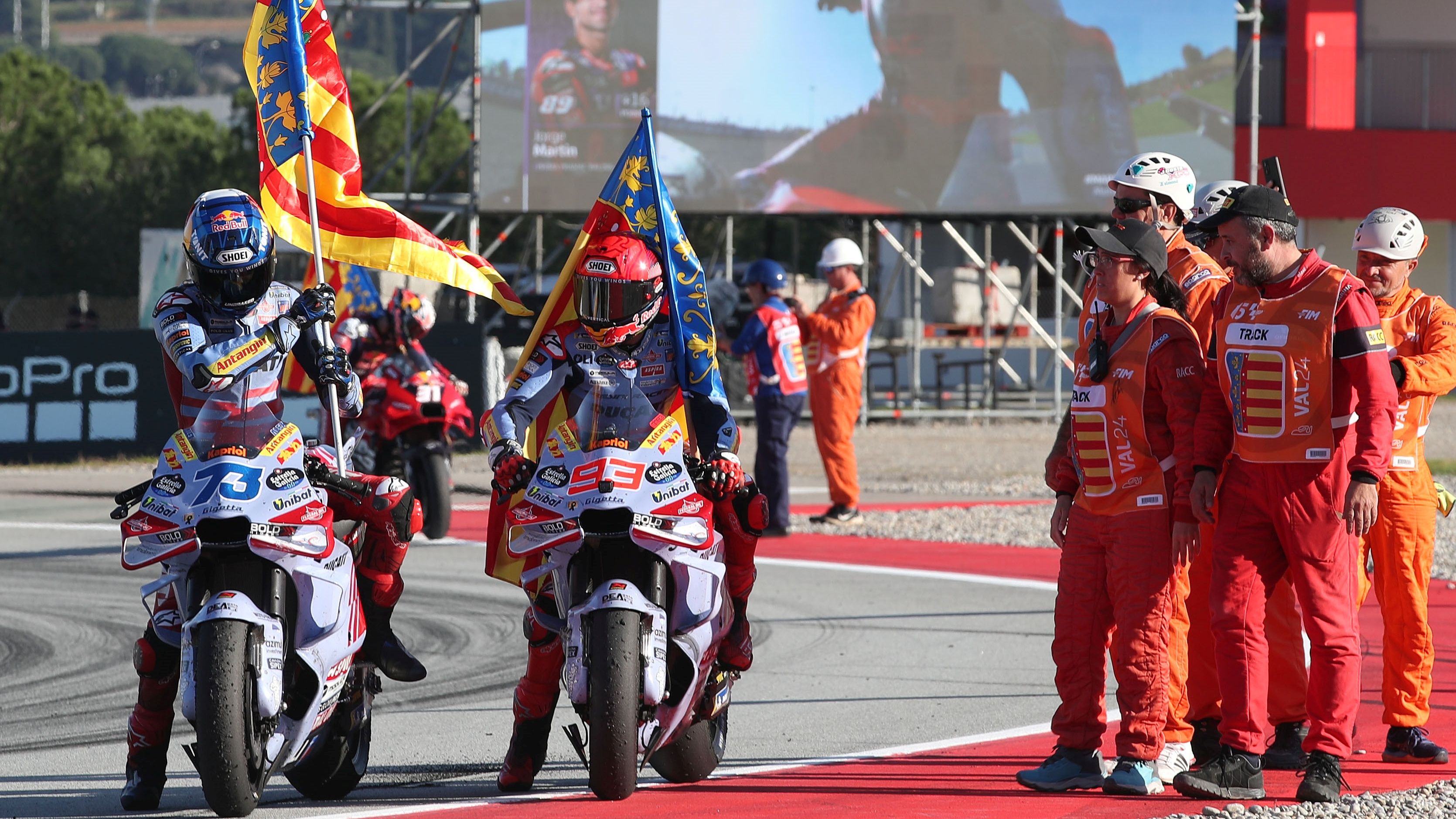 Álex Márquez y Marc Márquez con las banderas de la Comunitat Valenciana, MotoGP Solidario 2024