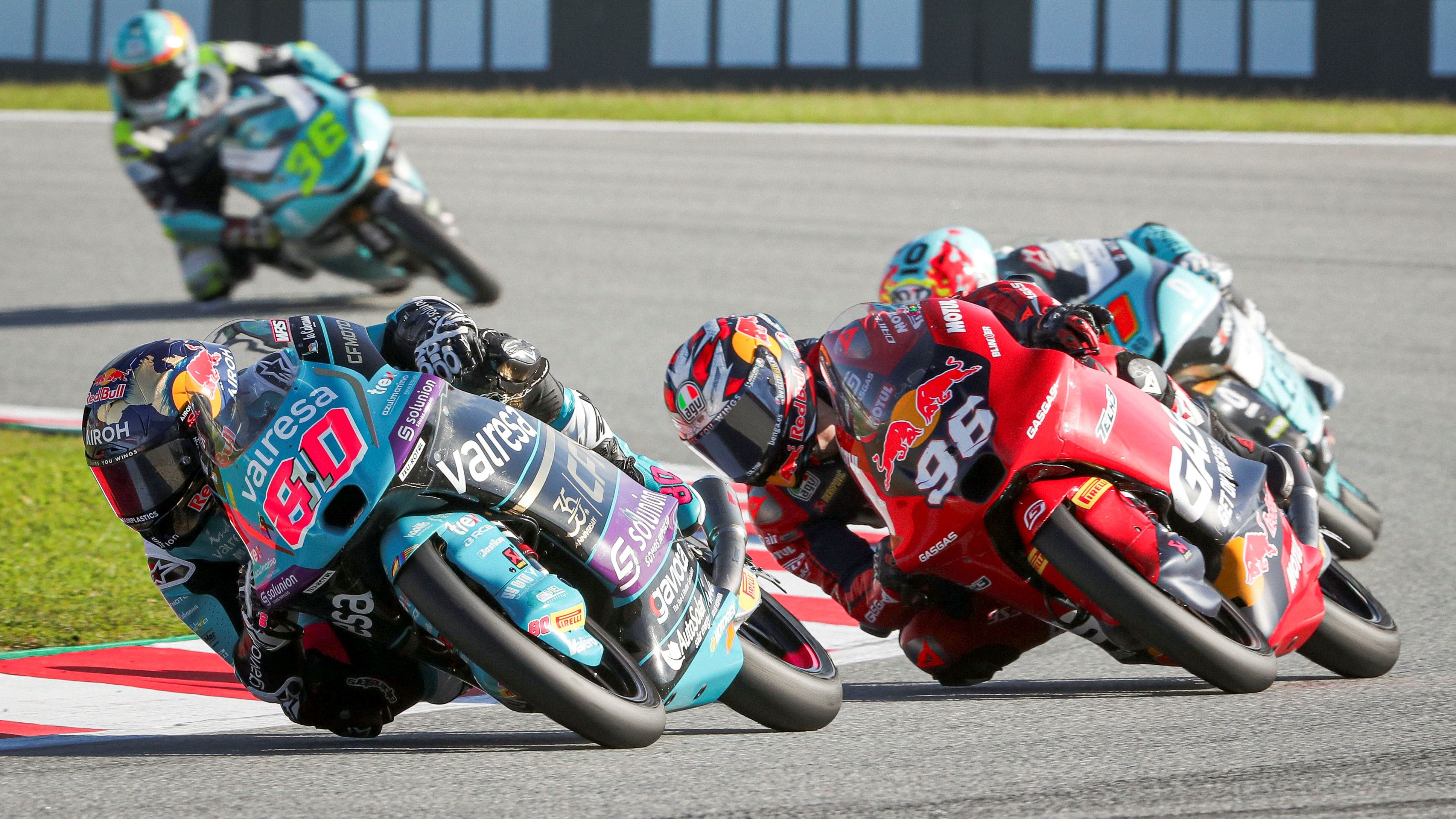 David Alonso seguido por Dani Holgado y Adrián Fernández con Ángel Piqueras al fondo, Moto3 Solidario 2024