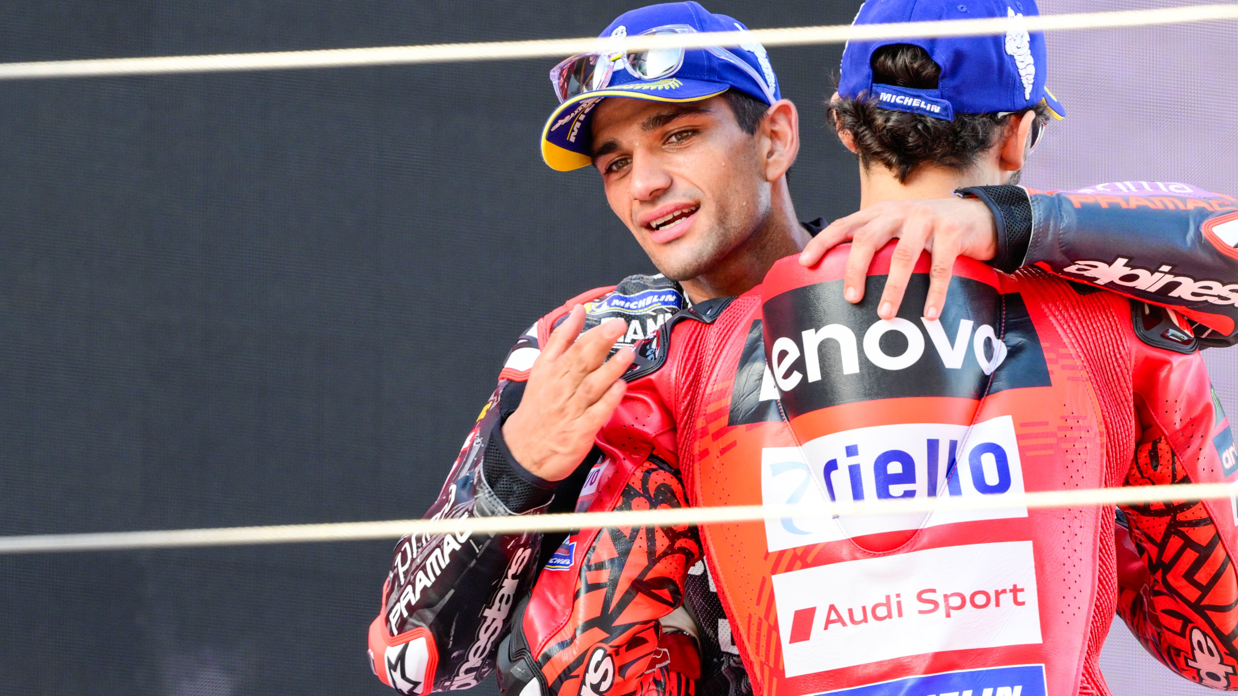 El campeón Jorge Martín se abraza con su rival Pecco Bagnaia, MotoGP Solidario 2024
