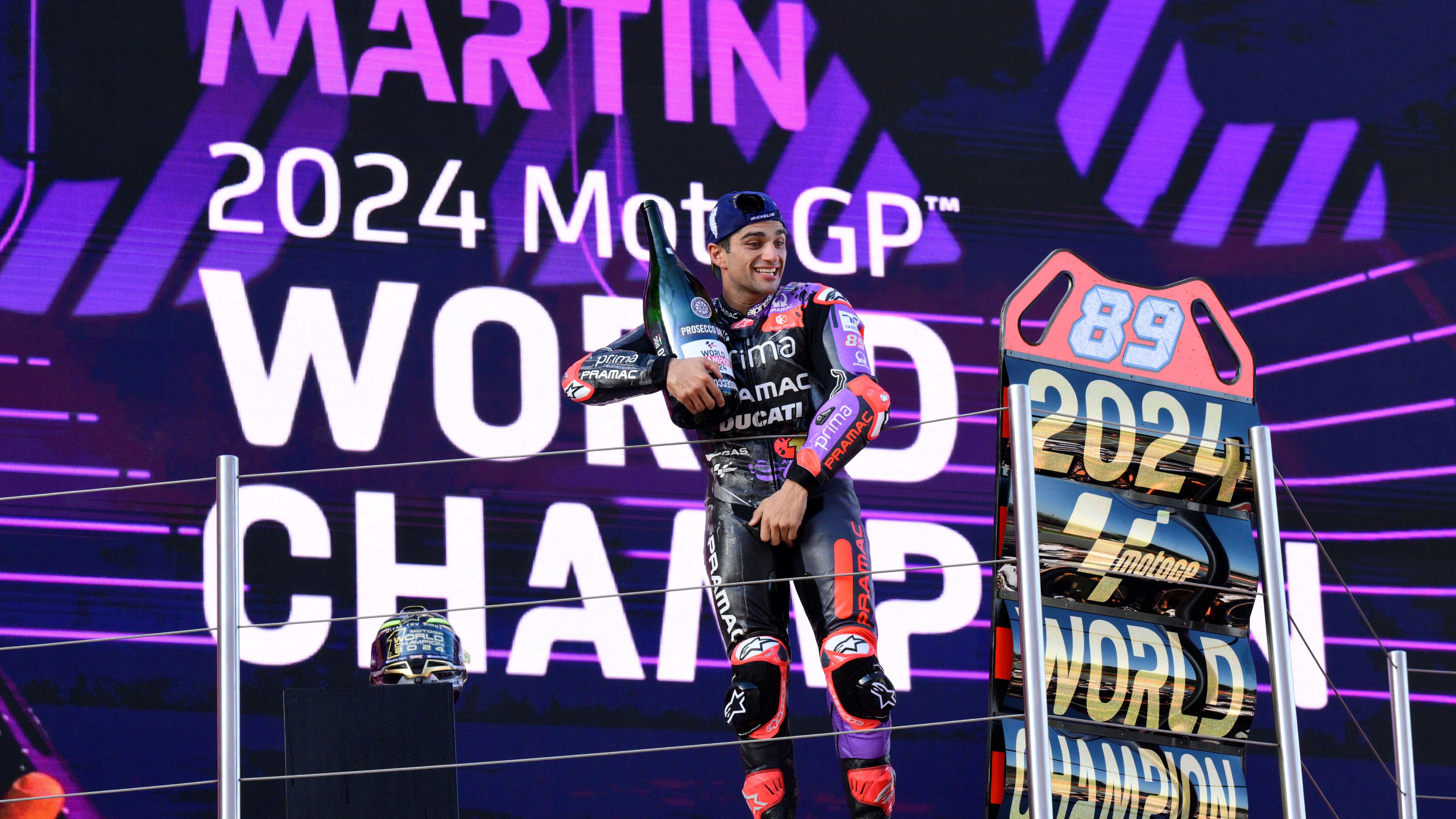 Jorge Martín en el podio como campeón del mundo, MotoGP Solidario 2024