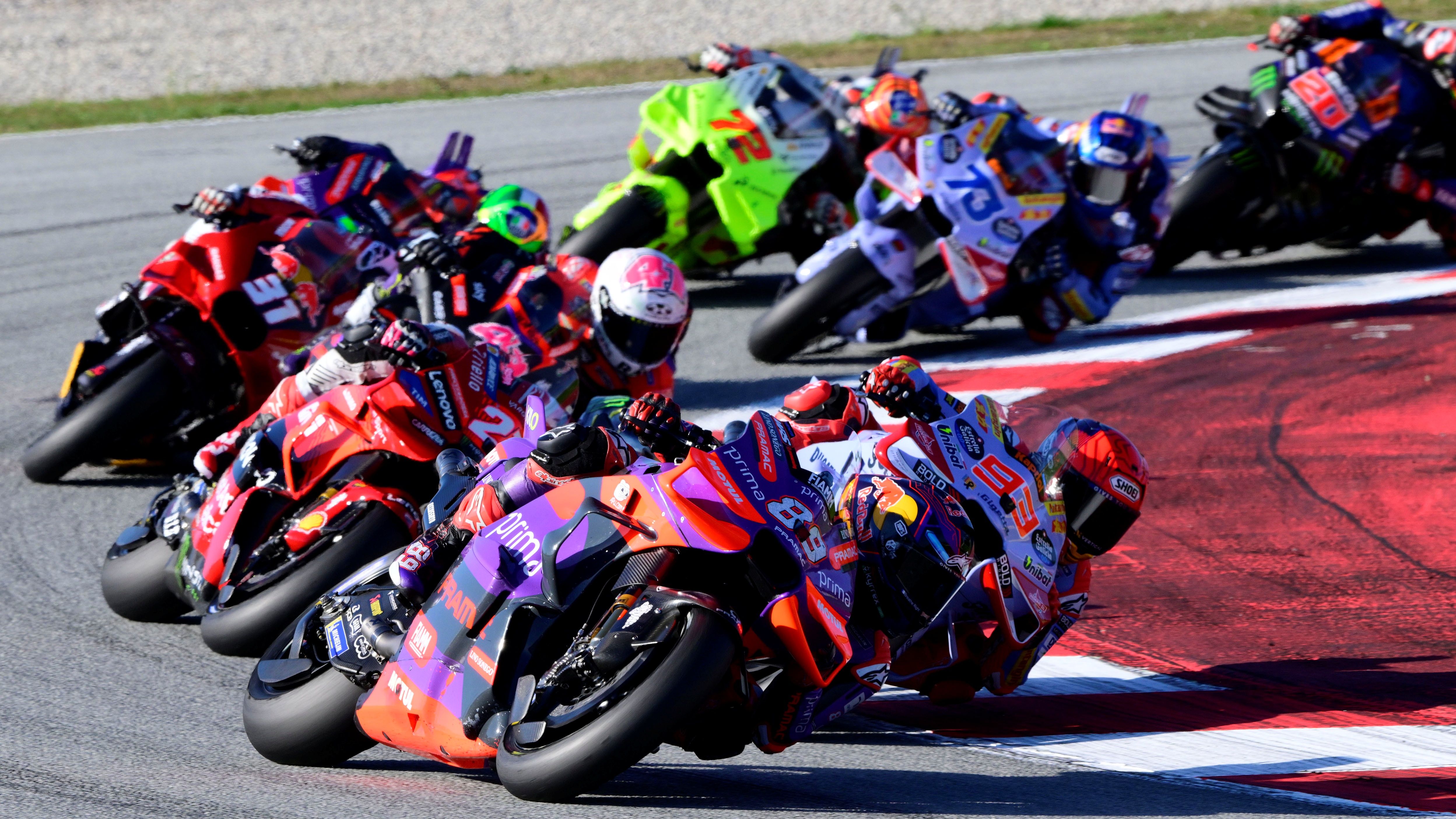 Marc Márquez busca el interior de Jorge Martín ante Enea Bastianini, MotoGP Solidario 2024