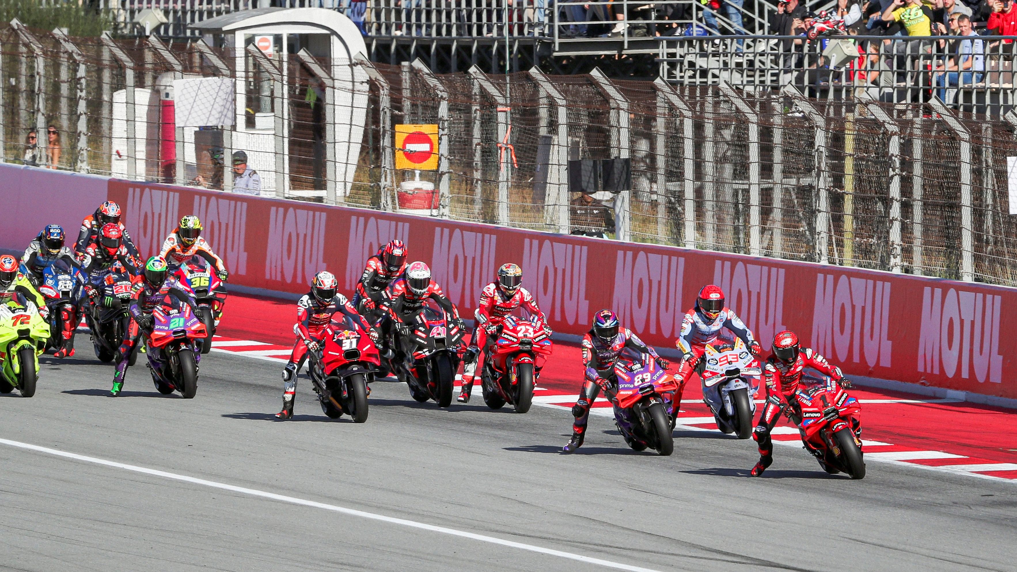 Pecco Bagnaia apura la primera frenada ante Jorge Martín y Marc Márquez, MotoGP Solidario 2024