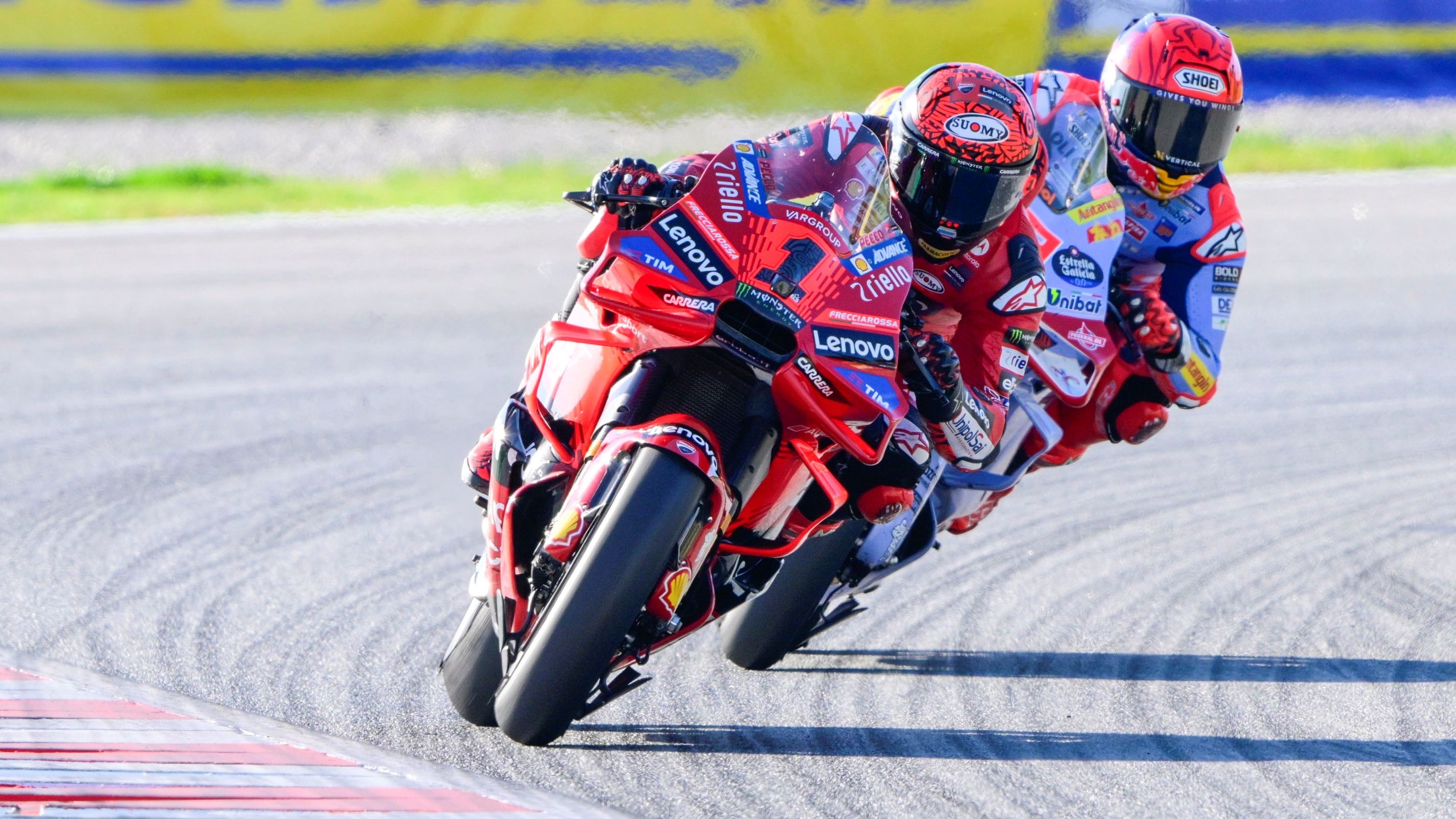 Pecco Bagnaia con Marc Márquez totalmente pegado, MotoGP Solidario 2024
