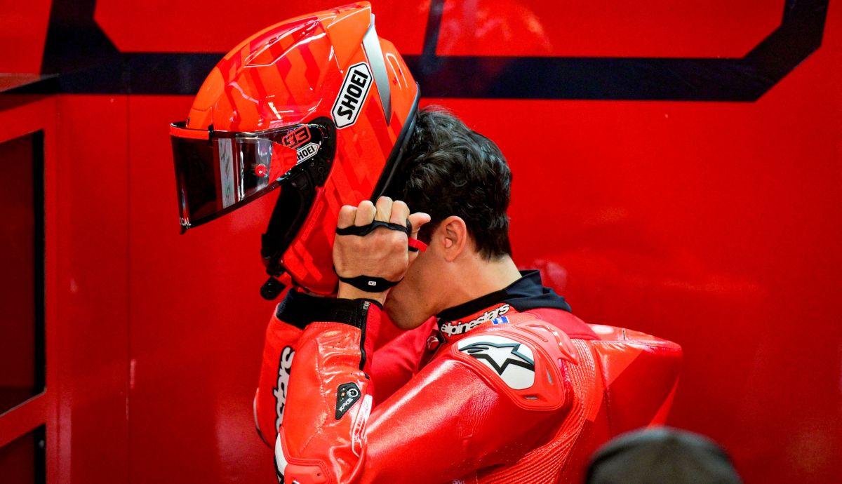 Marc Márquez se pone el casco antes de su primera salida con la Ducati oficial, Test Barcelona MotoGP 2025