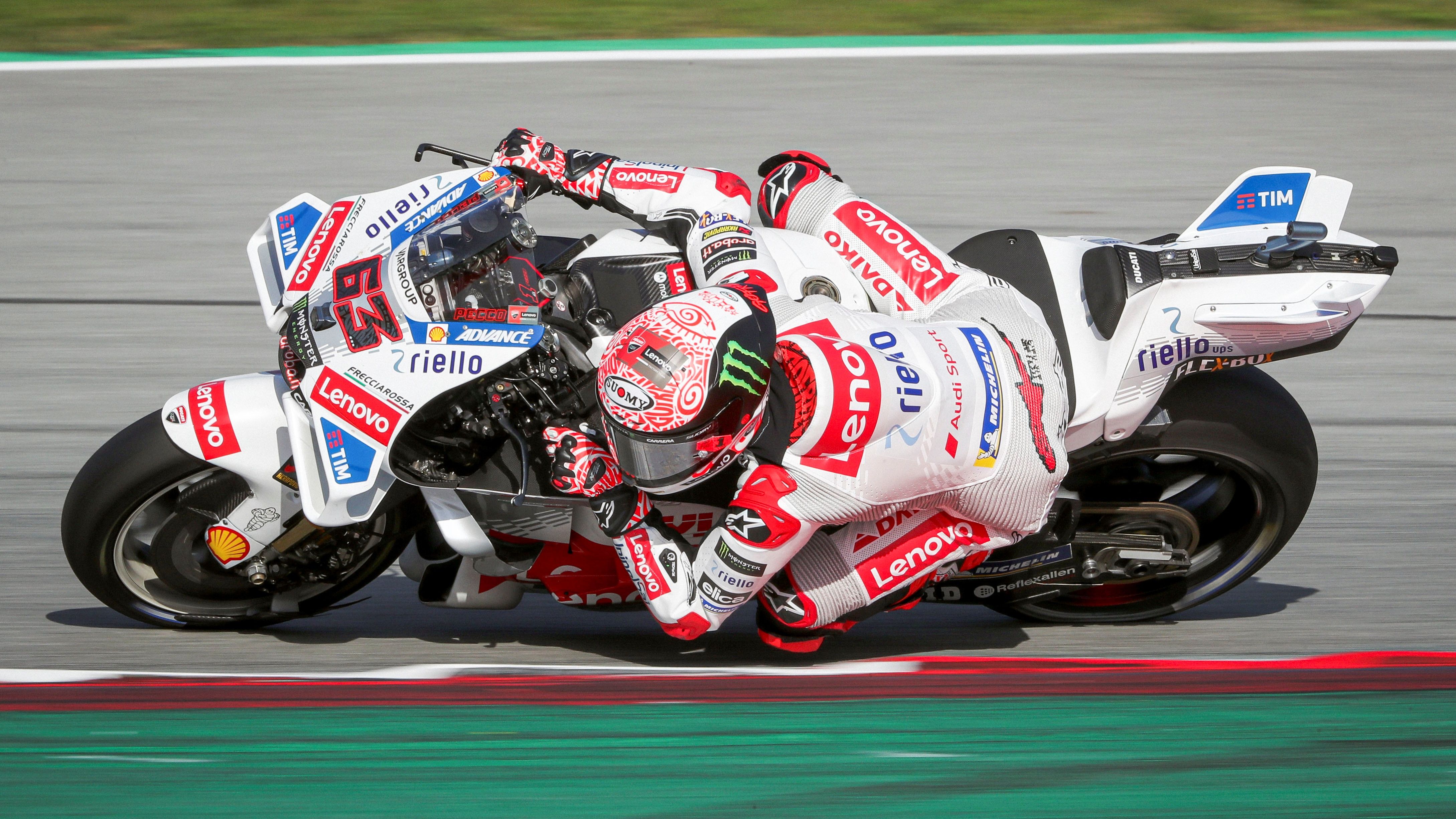 Pecco Bagnaia con la moto blanca, Test Barcelona MotoGP 2025