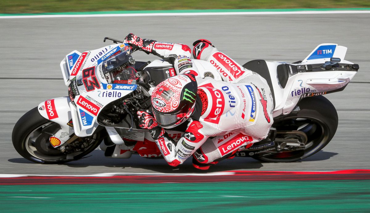 Pecco Bagnaia con la moto blanca, Test Barcelona MotoGP 2025