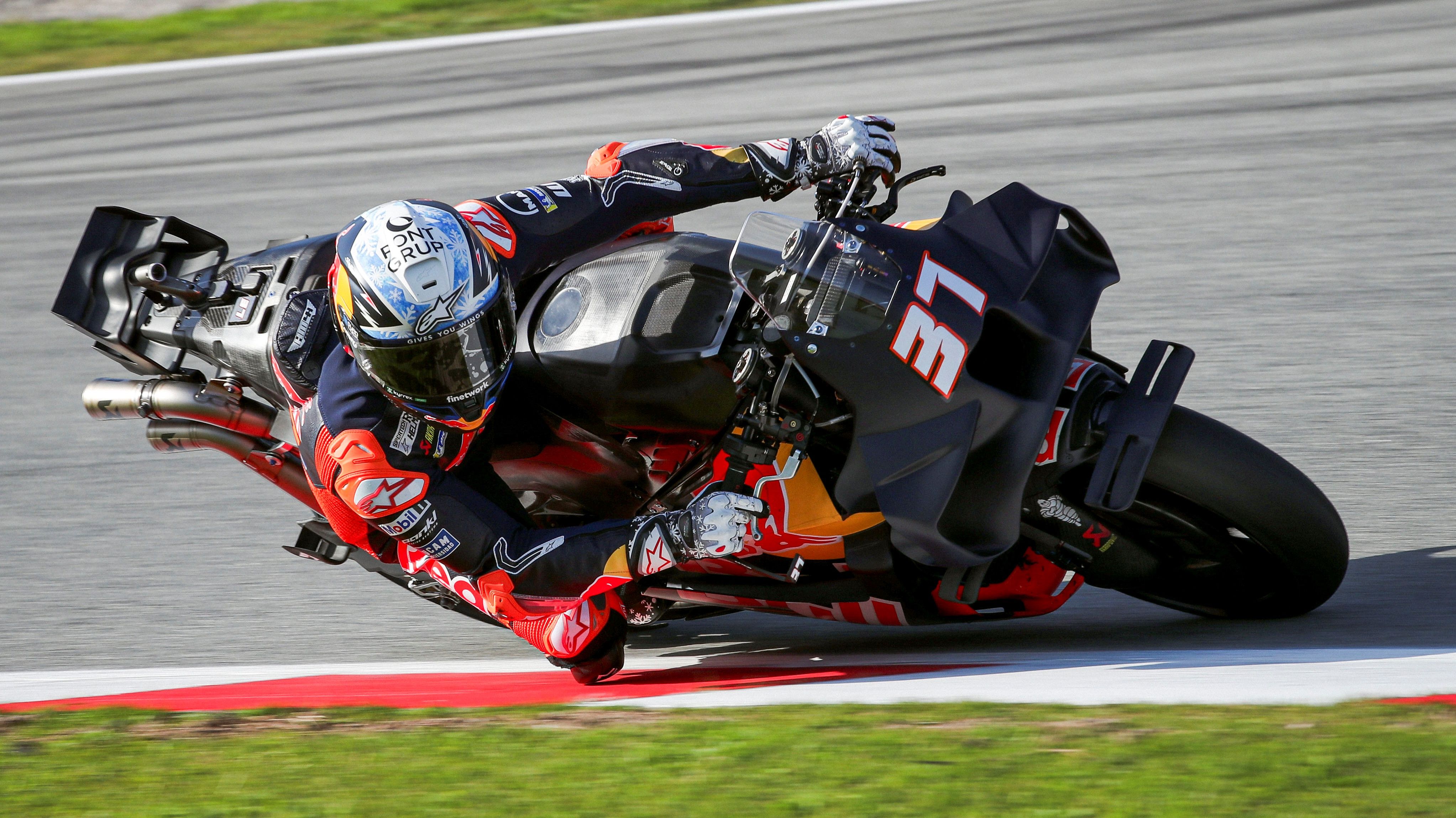 Pedro Acosta con la moto negra, Test Barcelona MotoGP 2025