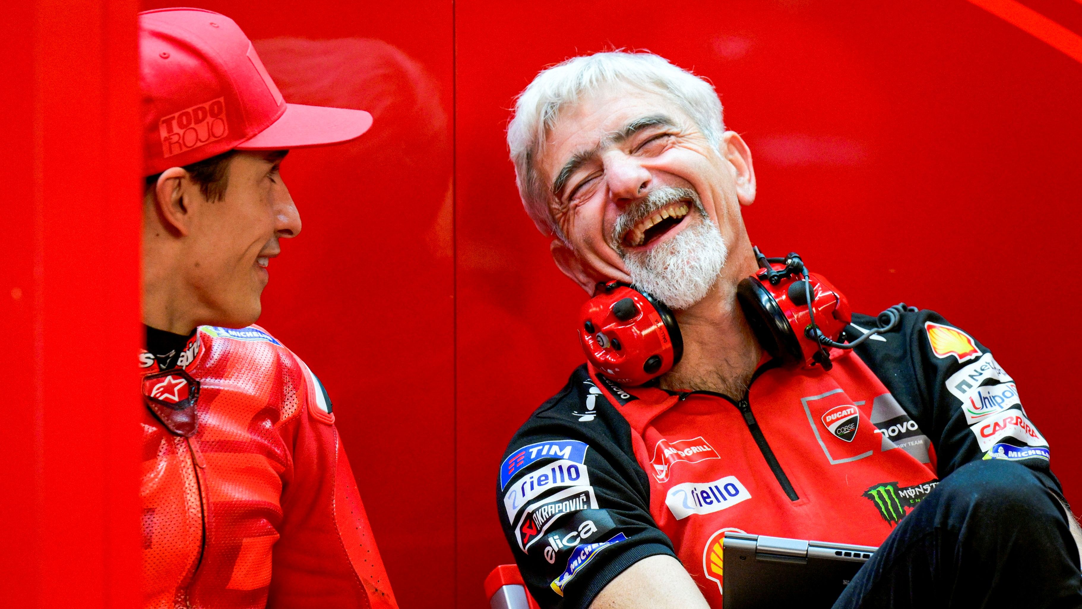 Gigi Dall'Igna riendo junto a Marc Márquez, Test Barcelona MotoGP 2025