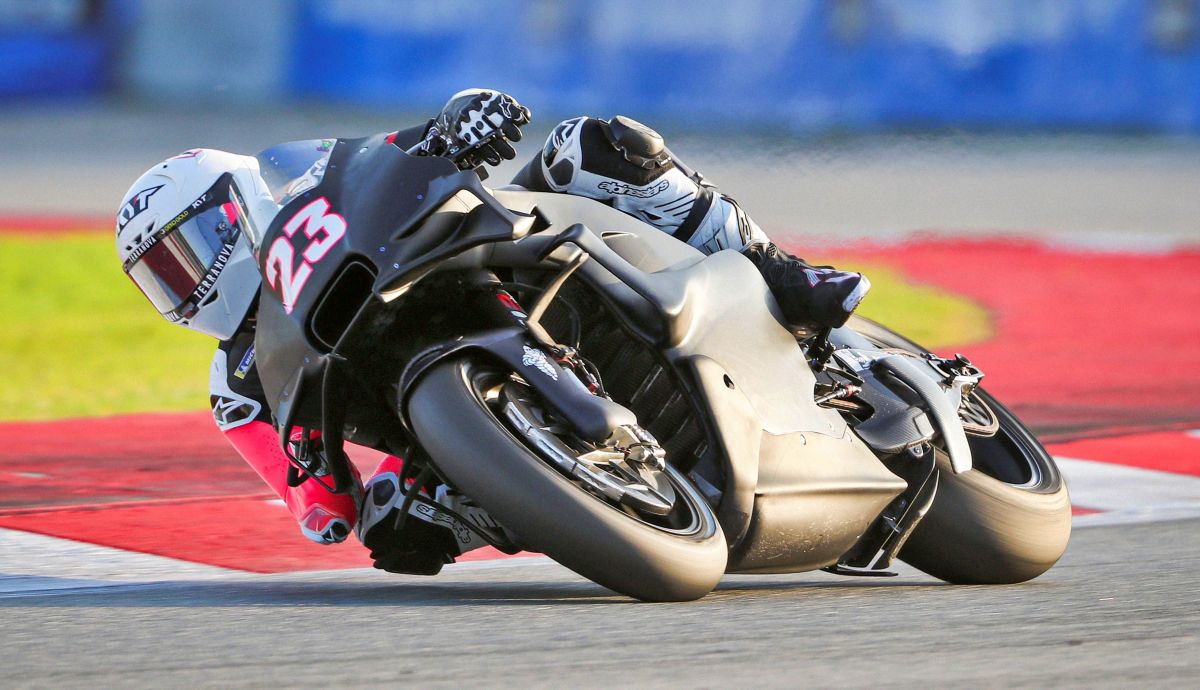 Enea Bastianini con la KTM del Tech3 en el Test de Barcelona MotoGP 2025 Enea Bastianini con la KTM del Tech3 en el Test de Barcelona MotoGP 2025