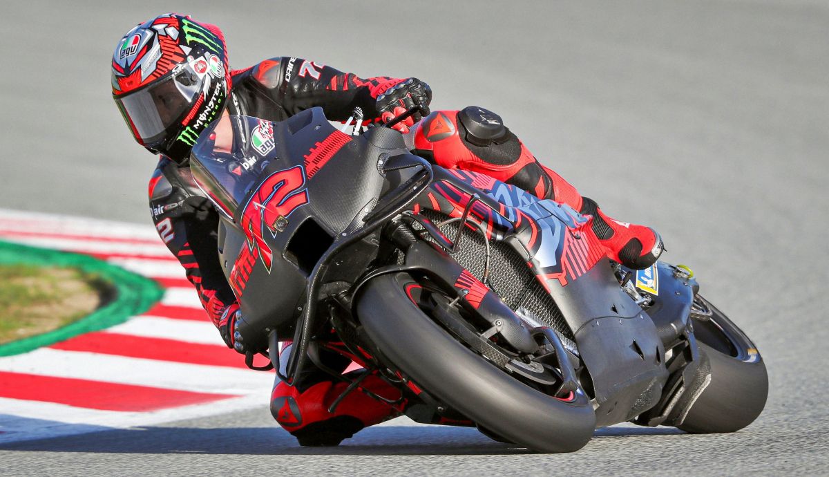 Marco Bezzecchi con la Aprilia Factory en el Test de Barcelona MotoGP 2025 Marco Bezzecchi con la Aprilia Factory en el Test de Barcelona MotoGP 2025