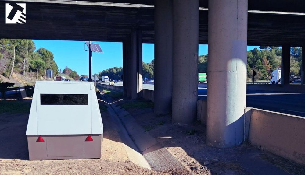 Choca contra un nuevo radar de remolque: estos aparatos móviles ya han comenzado a usarse en España. FOTO SCT