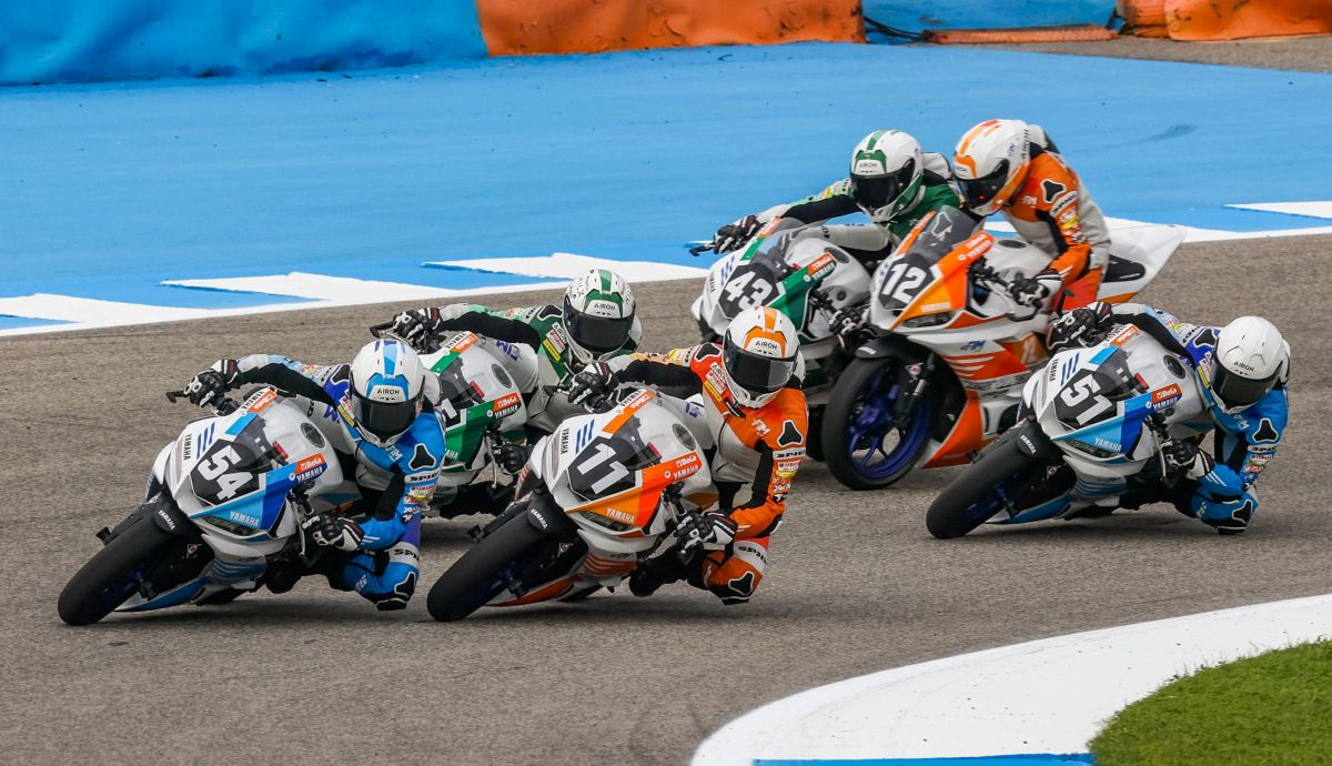 Aldi Satya Mahendra por dentro de Tomas Alonso ante Archie MacDonald en la primera carrera de SSP300 en los Juegos Intercontinentales FIM Jerez 2024 Aldi Satya Mahendra por dentro de Tomas Alonso ante Archie MacDonald en la primera carrera de SSP300 en los Juegos Intercontinentales FIM Jerez 2024