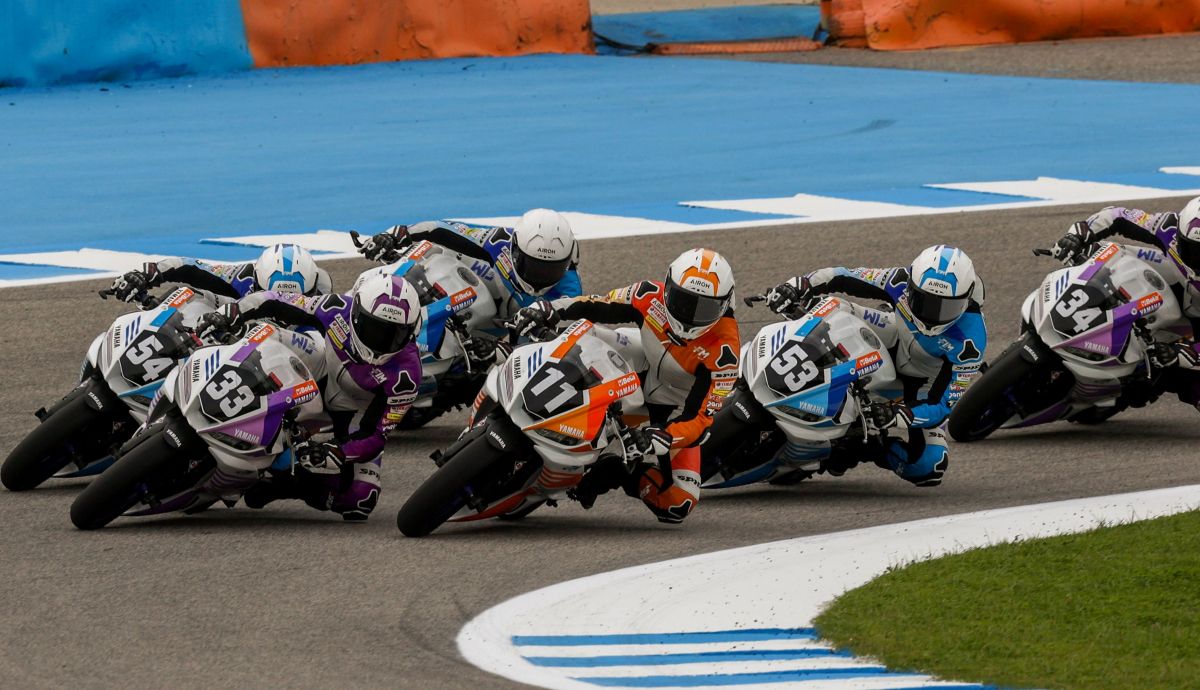 Aldi Satya Mahendra busca el interior de Nahuel Santamaría ante Gonzalo Sánchez y Tomas Alonso en la carrera 2 de SSP300 de los Juegos Intercontinentales FIM Jerez 2024 Aldi Satya Mahendra busca el interior de Nahuel Santamaría ante Gonzalo Sánchez y Tomas Alonso en la carrera 2 de SSP300 de los Juegos Intercontinentales FIM Jerez 2024