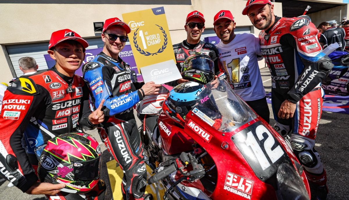 Los pilotos del Yoshimura SERT celebran su título mundial Los pilotos del Yoshimura SERT celebran su título mundial