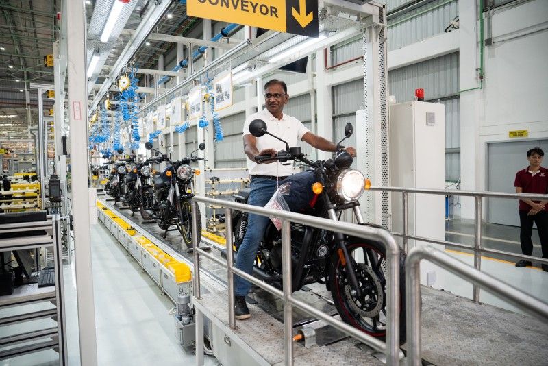 B Govindarajan, CEO de Royal Enfield, en la nueva fábrica de Tailandia