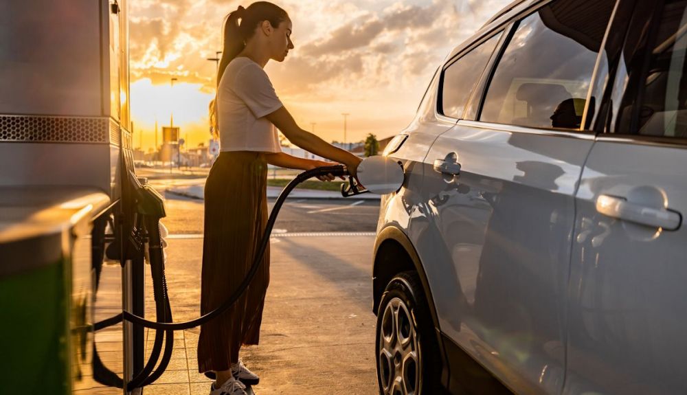 Cuándo puede multarte ya la DGT por repostar tú el coche en gasolineras y estaciones de servicio Cuándo puede multarte ya la DGT por repostar tú el coche en gasolineras y estaciones de servicio