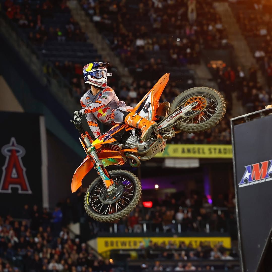 Chase Sexton cruzando la línea de meta en Anaheim mientras ganaba la primera carrera del AMA Supercross