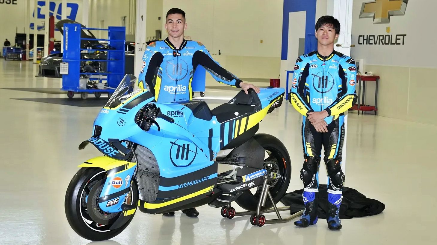 Raúl Fernández y Ai Ogura con la Aprilia RS GP del Trackhouse que llevarán en MotoGP 2025