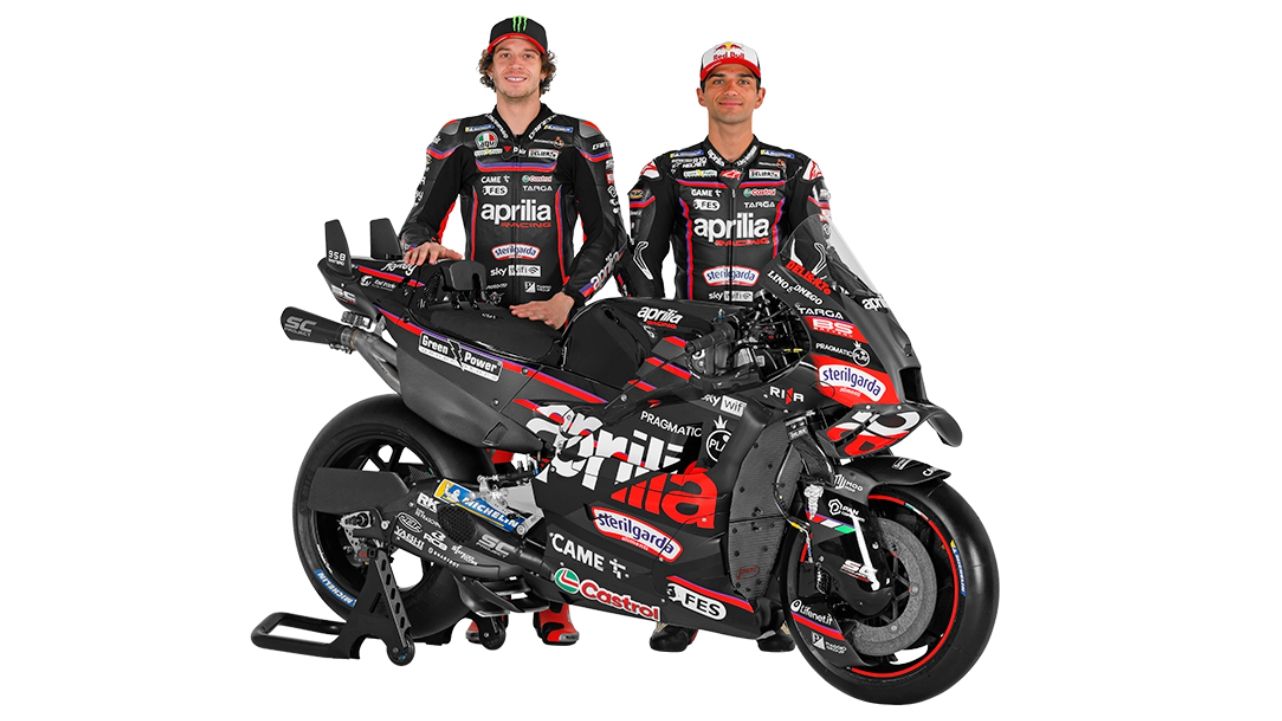 Marco Bezzecchi y Jorge Martín con la Aprilia RS GP25 que llevarán en el Aprilia Racing en MotoGP 2025