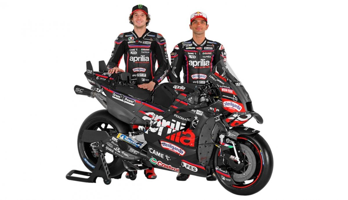 Marco Bezzecchi y Jorge Martín con la Aprilia RS GP25 que llevarán en el Aprilia Racing en MotoGP 2025