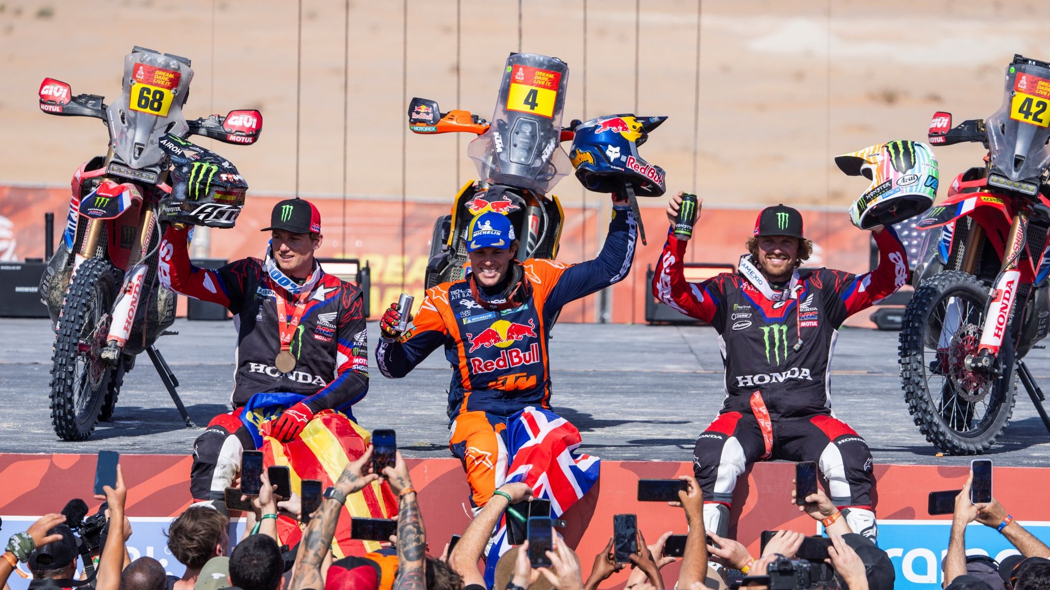 Daniel Sanders, Tosha Schareina y Adrien Van Beveren, podio final del Dakar 2025