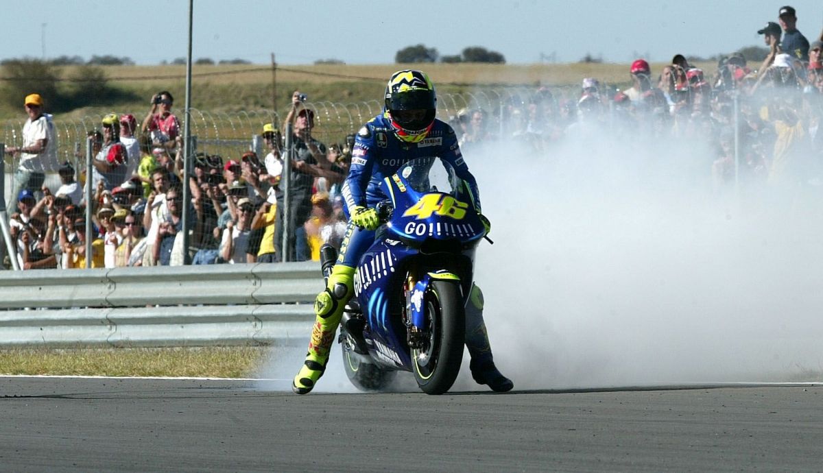 Valentino Rossi dejó Honda como campeón de MotoGP y ganó su primera carrera con Yamaha para acabar conquistando el título de 2004