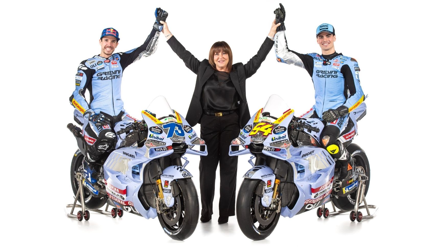 Álex Márquez y Fermín Aldeguer junto a Nadia Padovani sobre las Ducati Desmosedici GP24 del Gresini Racing para MotoGP 2025