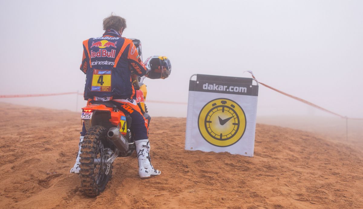 Daniel Sanders esperando a salir a la penúltima etapa del Dakar 2025